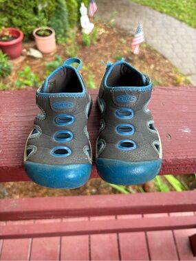 KEEN Kids Gray and Blue Closed-Toe Sandals